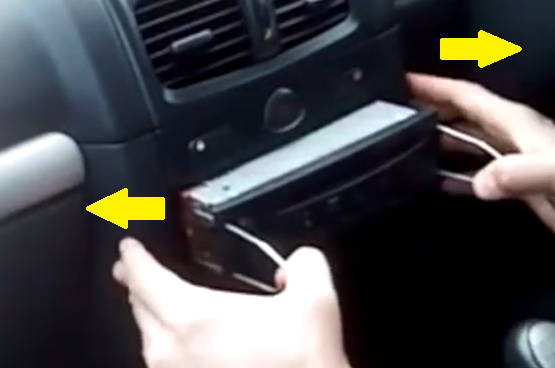 Dacia Demontage autoradio avec outils