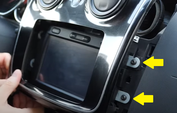Dacia demontage autoradio avec vis